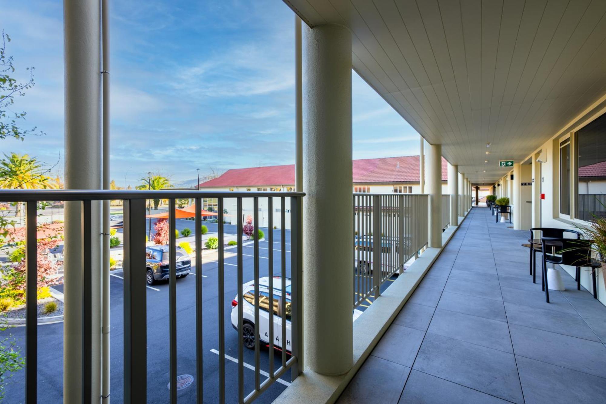 Regal Palms Resort Rotorua Exterior photo A balcony at the hotel