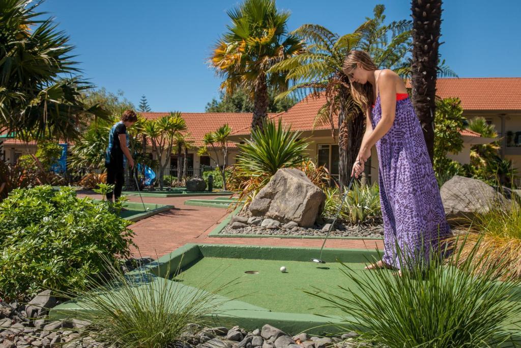 Regal Palms Resort Rotorua Exterior photo A woman playing mini golf